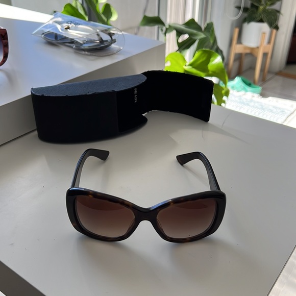 Prada sunglasses. - Picture 4 of 4